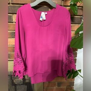 🛍️ Society girl beautiful lace trimmed blouse. Excellent condition